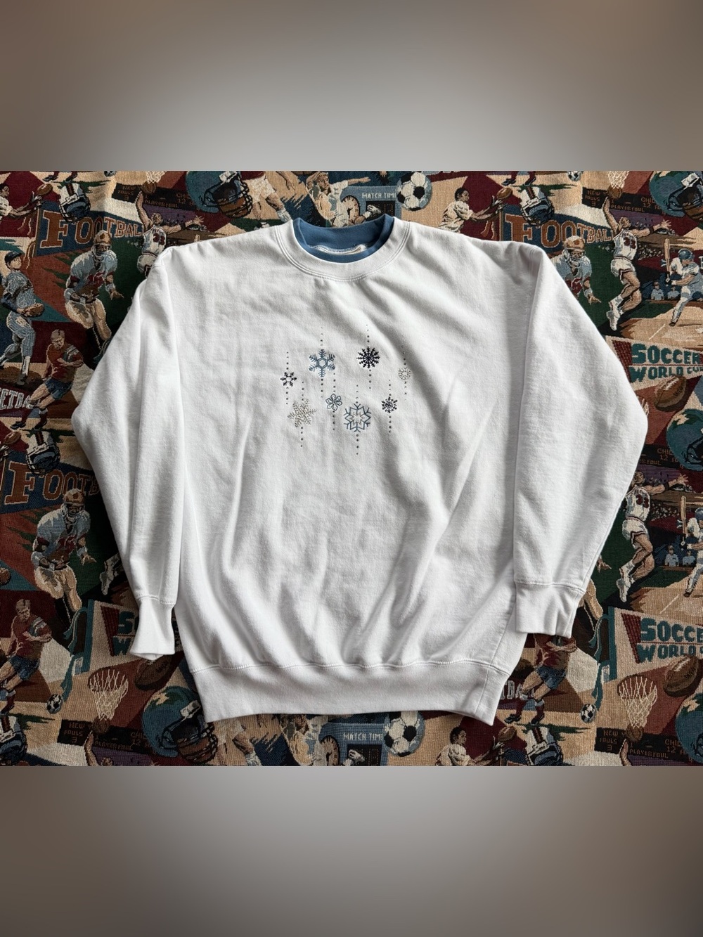 White Snowflake Embroidered Crewneck Sweatshirt - Unbranded